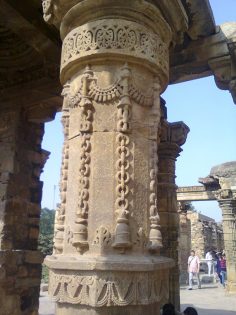 Bell and Chain Motif on Temple Columns